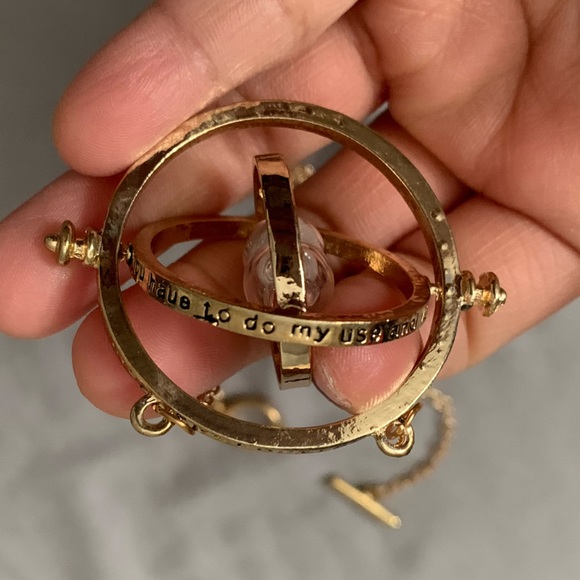 NWOT Harry Potter Time Turner Swiveling Hourglass Rotating Time Necklace Gold - Picture 9 of 10